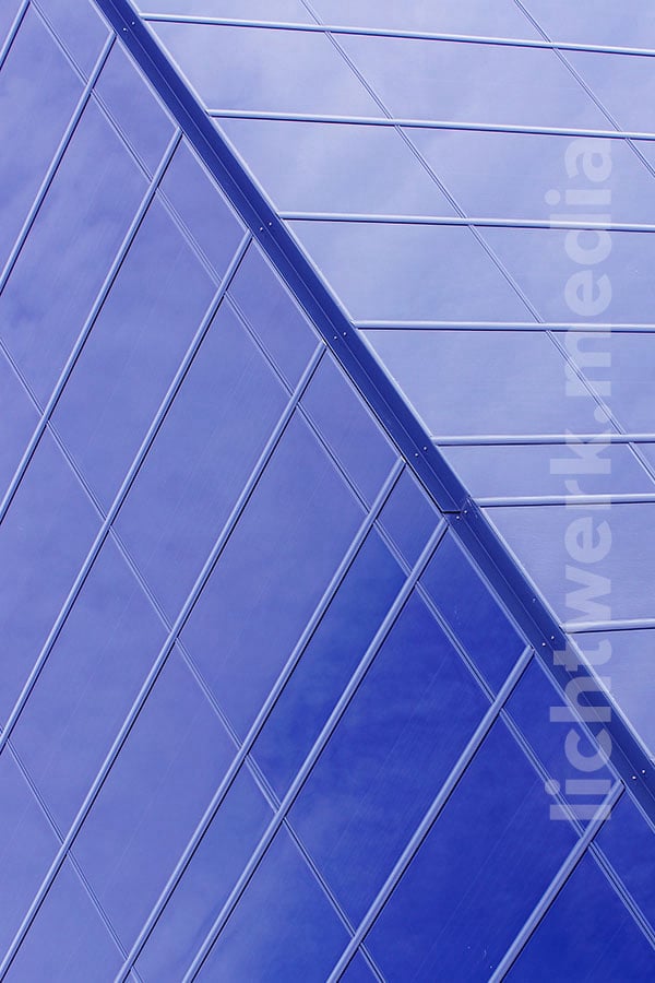 glasarchitektur mit himmelsspiegelung