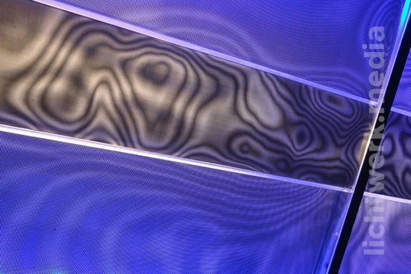 indirekte beleuchtung auf unterschiedlichen metalloberflächen bilden abstrakte beleuchtung