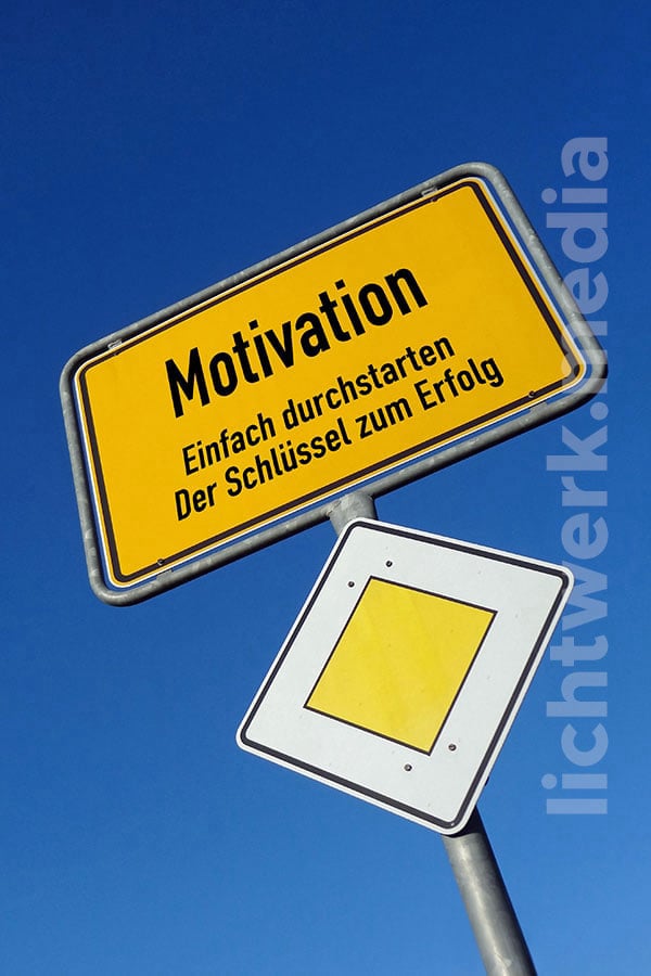 ortsnamenschild (mit geändertem inhalt) un kombination mit vorfahrtsschild