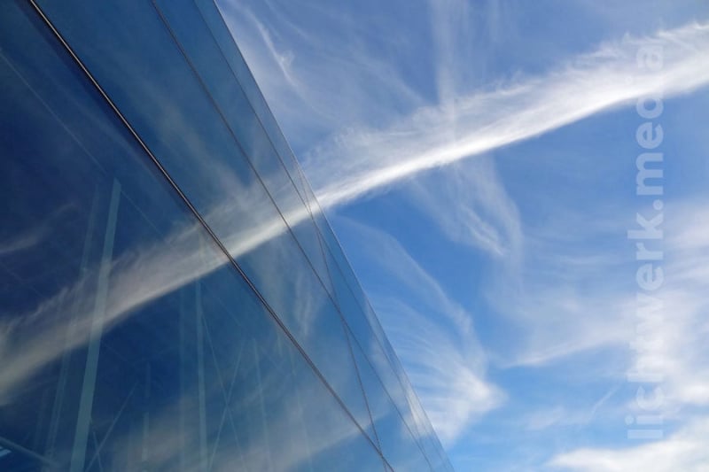 abstrakte kombination aus himmel, glasarchitektur und wolken