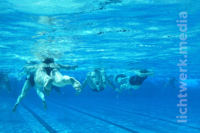 unterwasseraufnahme von schwimmern