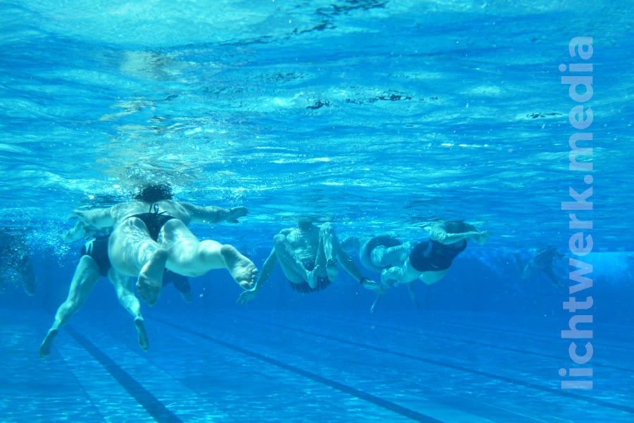 unterwasseraufnahme von schwimmern
