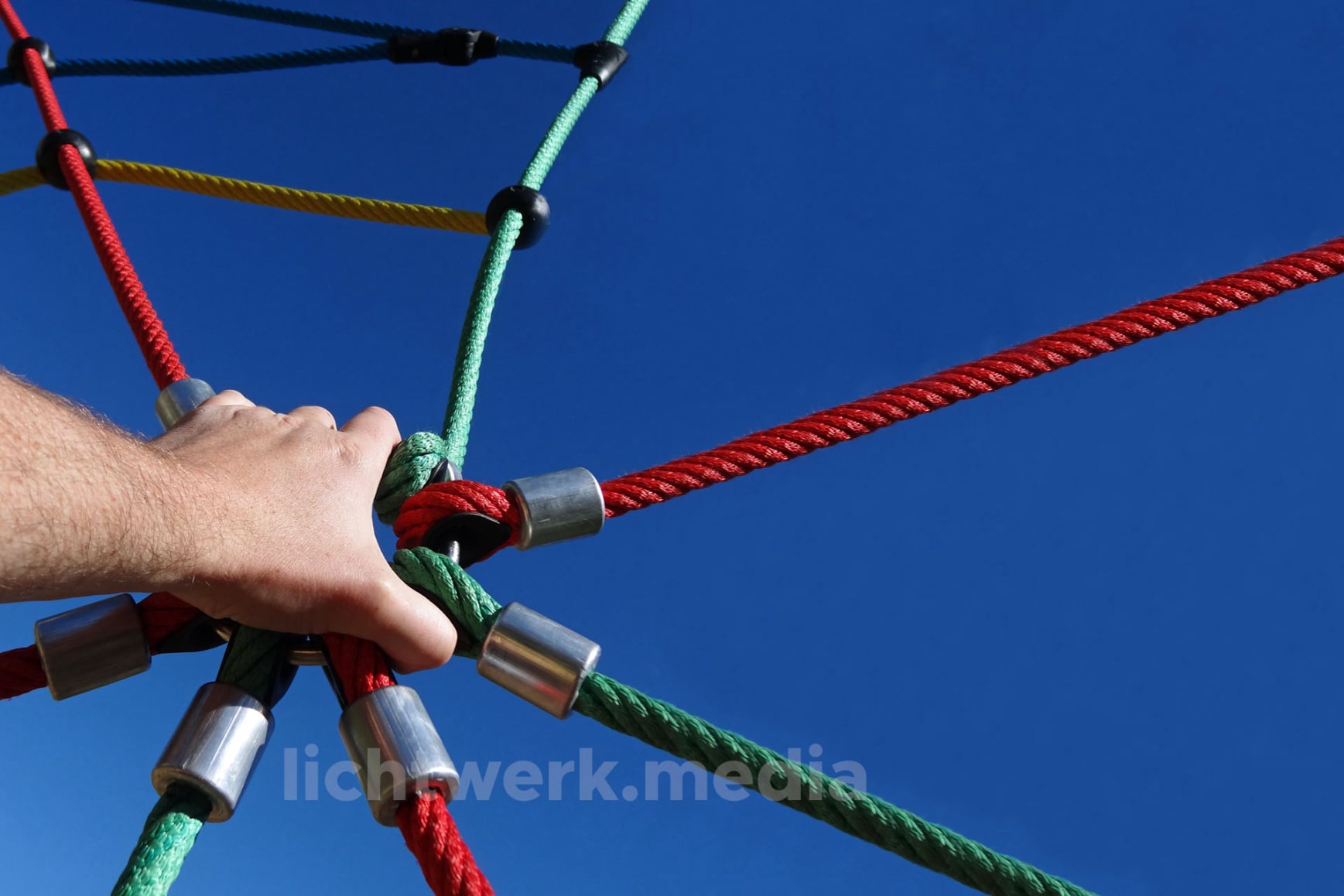 hand hat miteinander verbundene seile fest im griff
