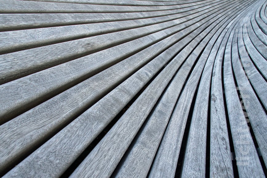 geometrie, nebeneinander verlaufende holzplanken biegen sich zu einer steilkurve