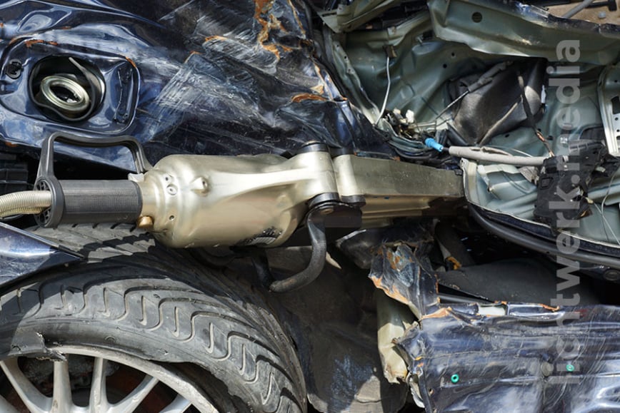 detailaufnahme eines zerquetschten autos