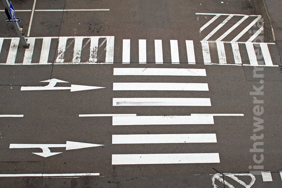 zebrastreifen und fahrtrichtungspfeile auf engem raum zusammen